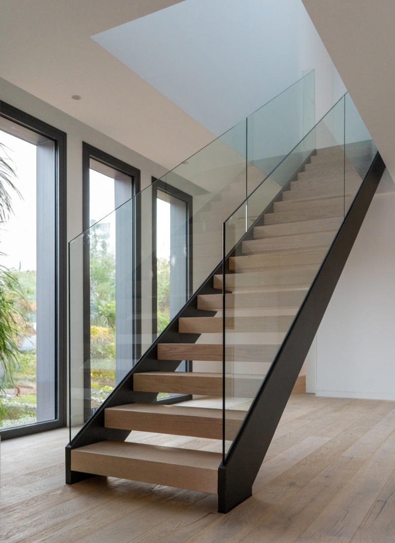 Escalier intérieur avec marches en pierre naturelle