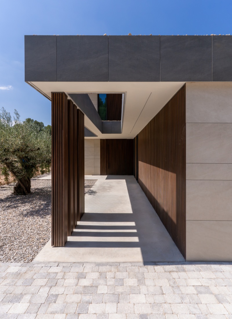 Construction industrialisée avec des colonnes en bois technologique