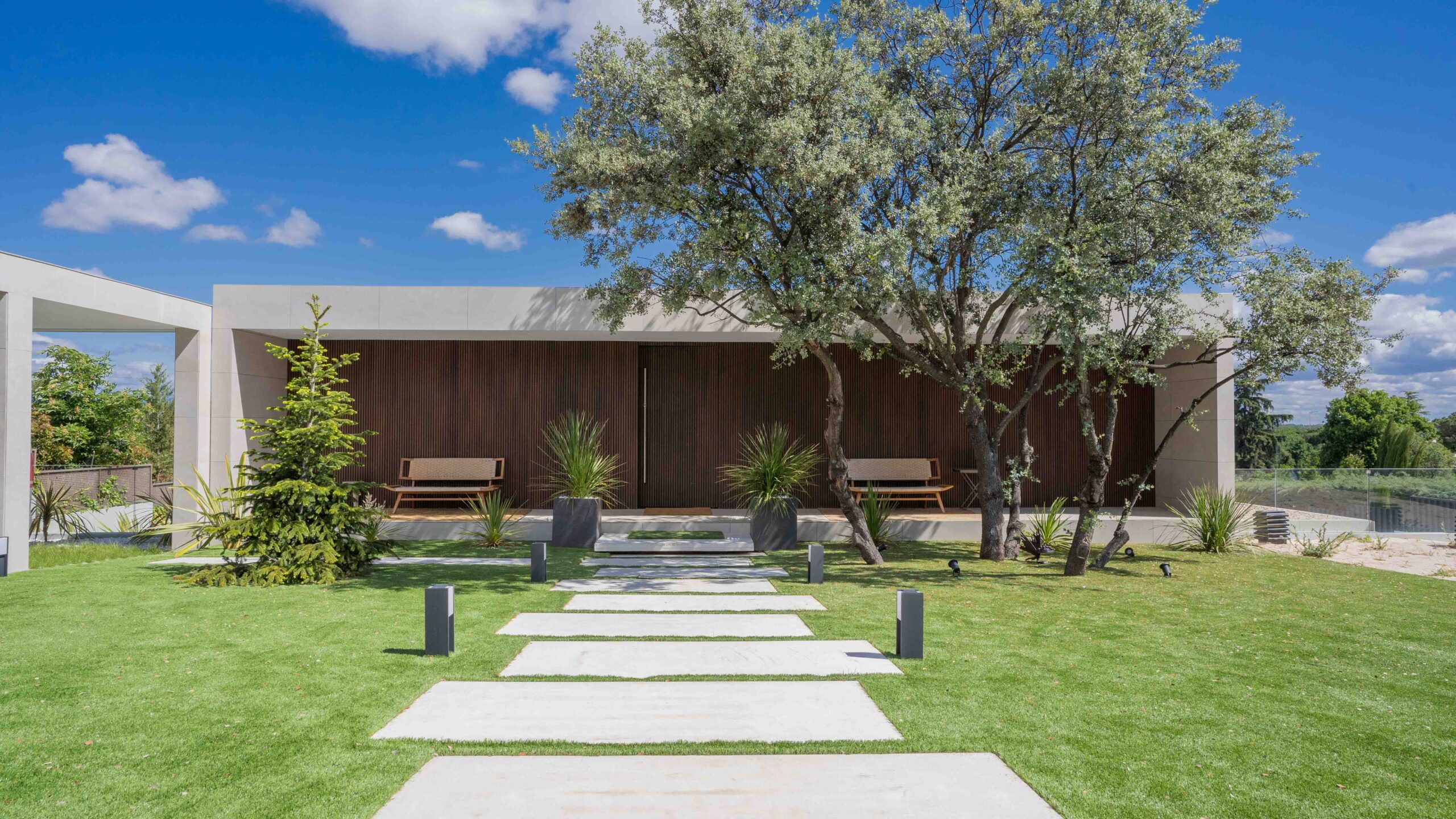 Annexe de la maison modulaire de luxe sur mesure avec façade en bois technologique