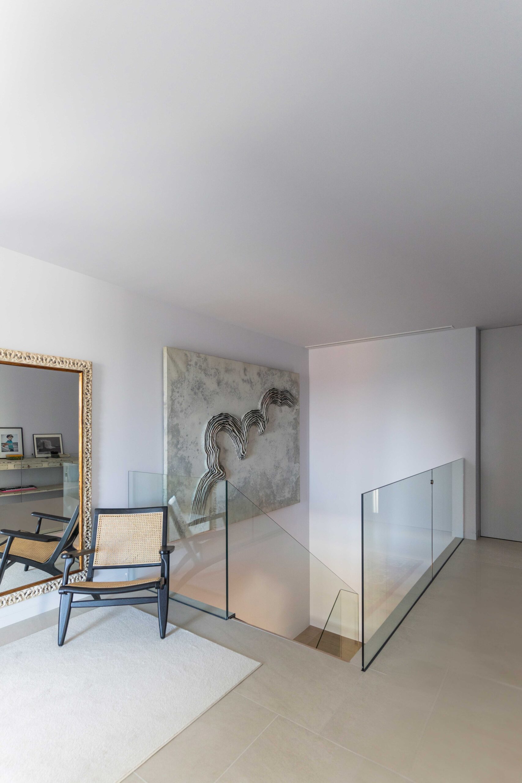 Design intérieur du hall d'entrée avec escaliers de la maison modulaire de luxe sur mesure