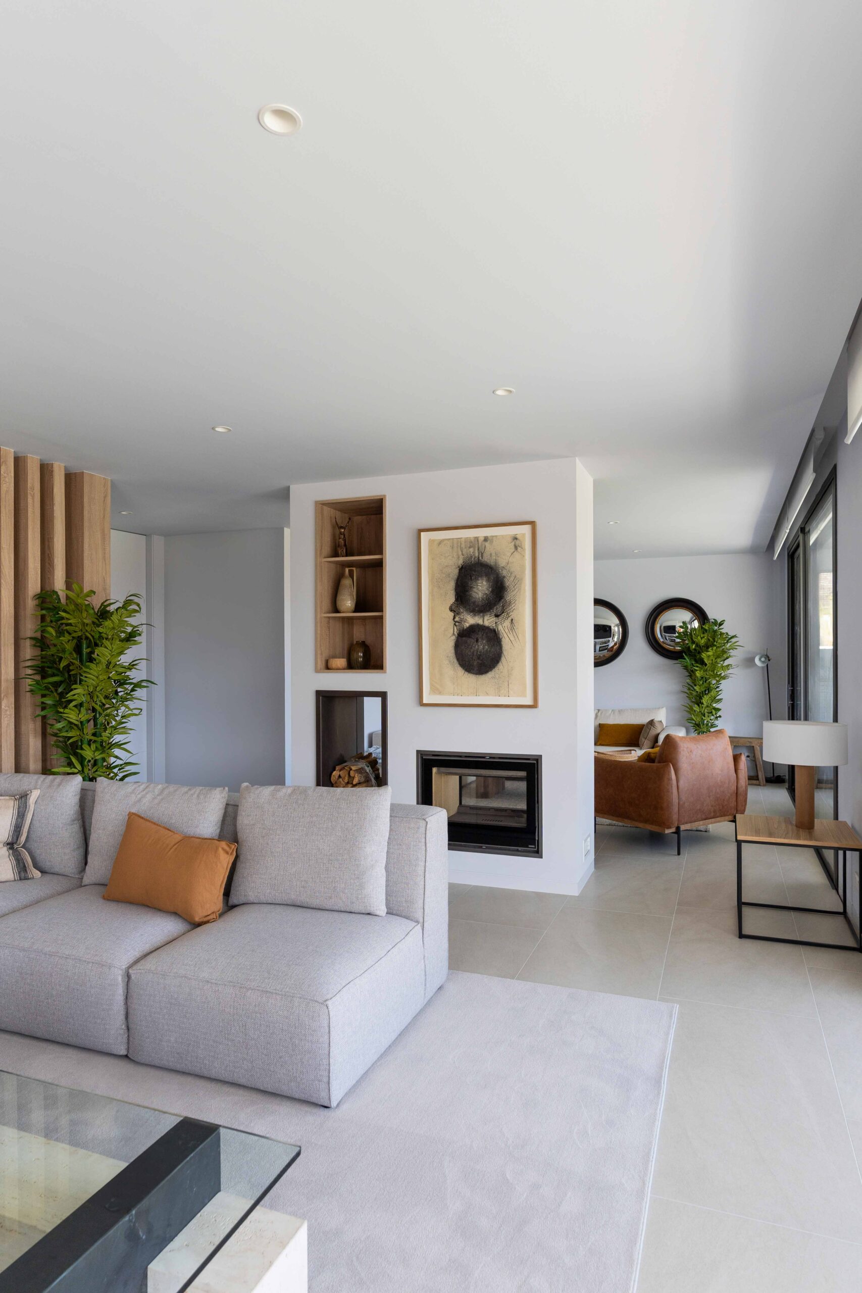 Design intérieur du salon ouvert avec cheminée de la maison modulaire de luxe sur mesure à Madrid