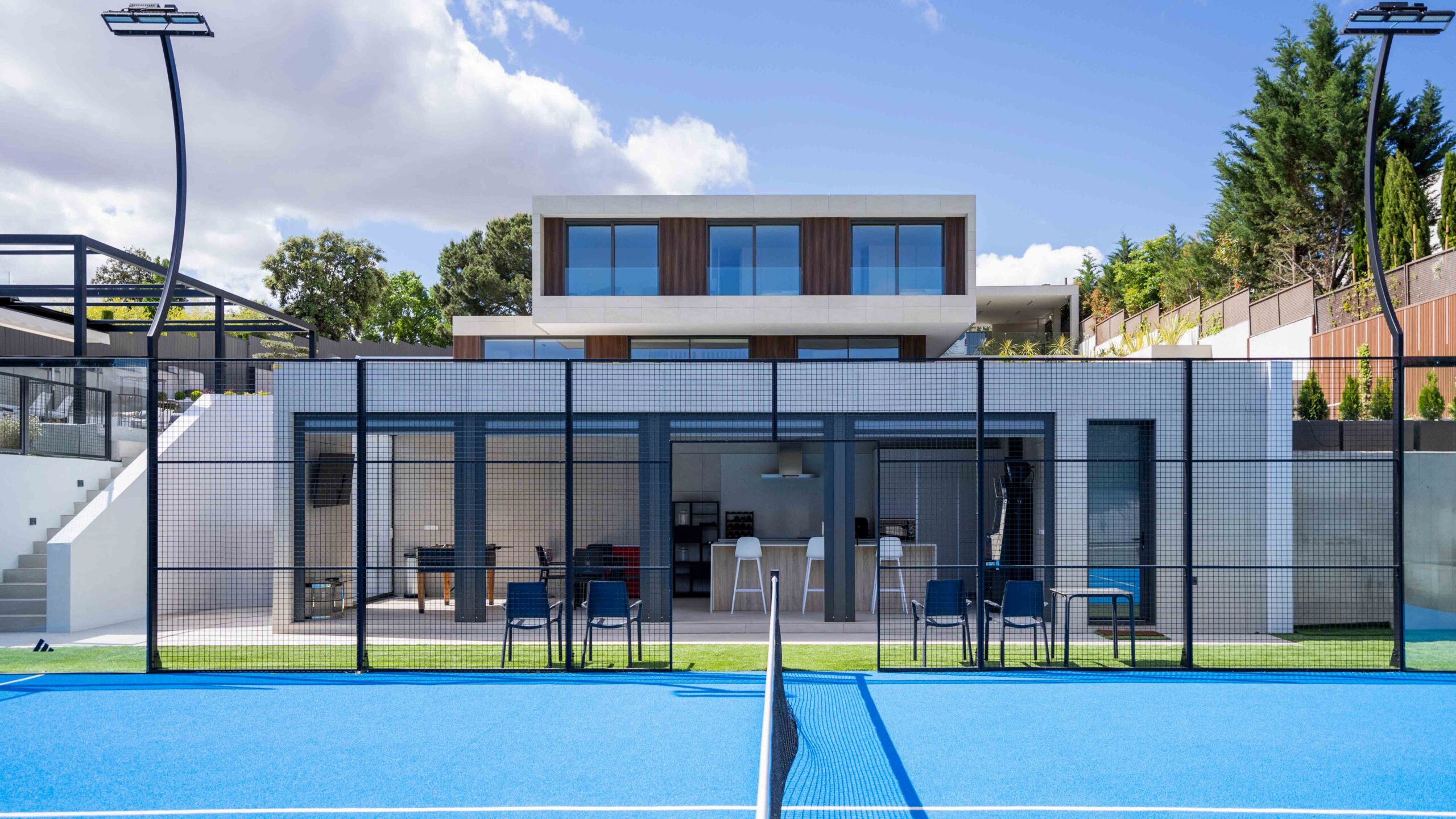 Court de padel dans une maison modulaire de luxe sur mesure