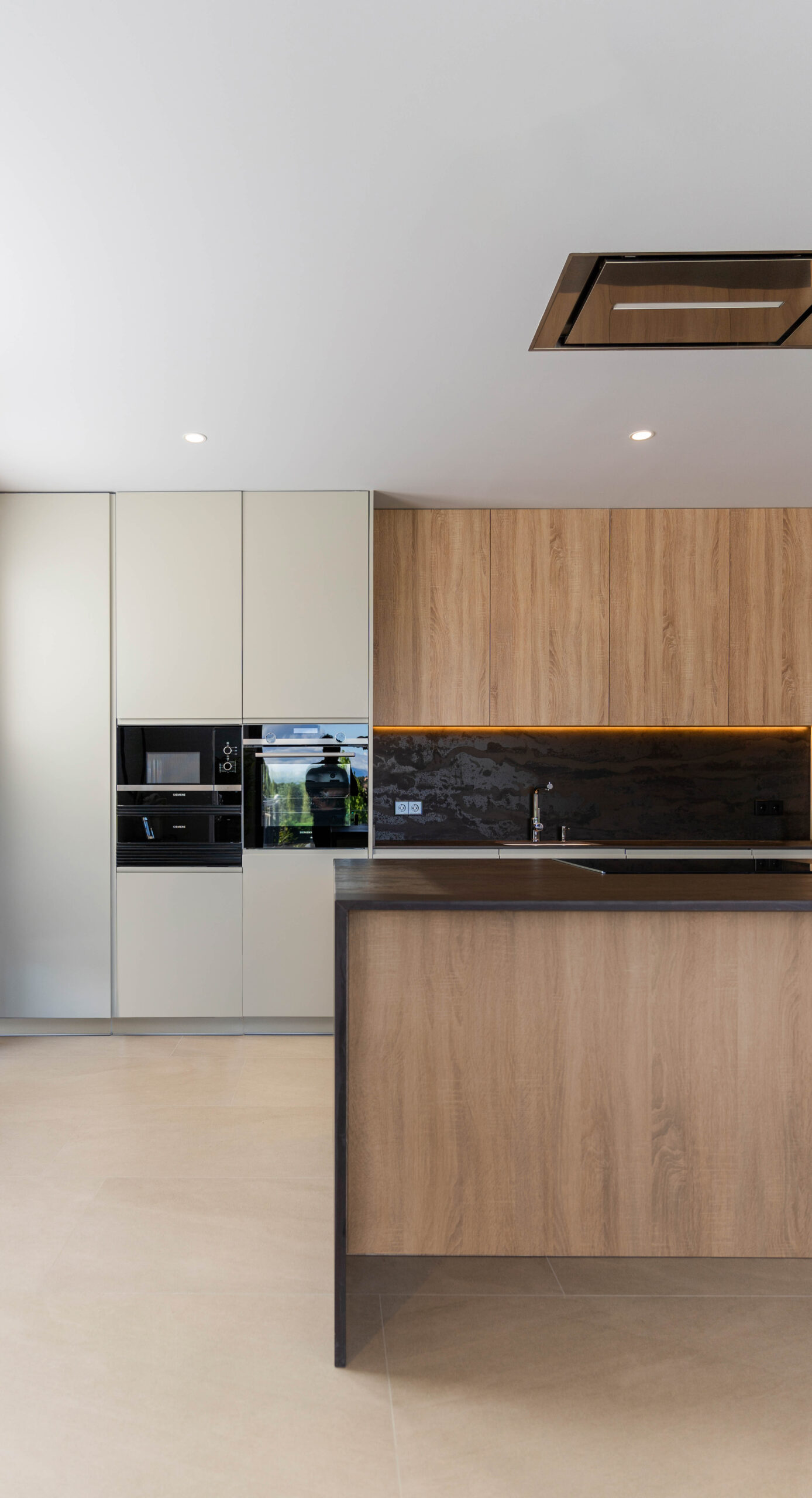 Cuisine avec placards du sol au plafond dans la maison modulaire de luxe sur mesure