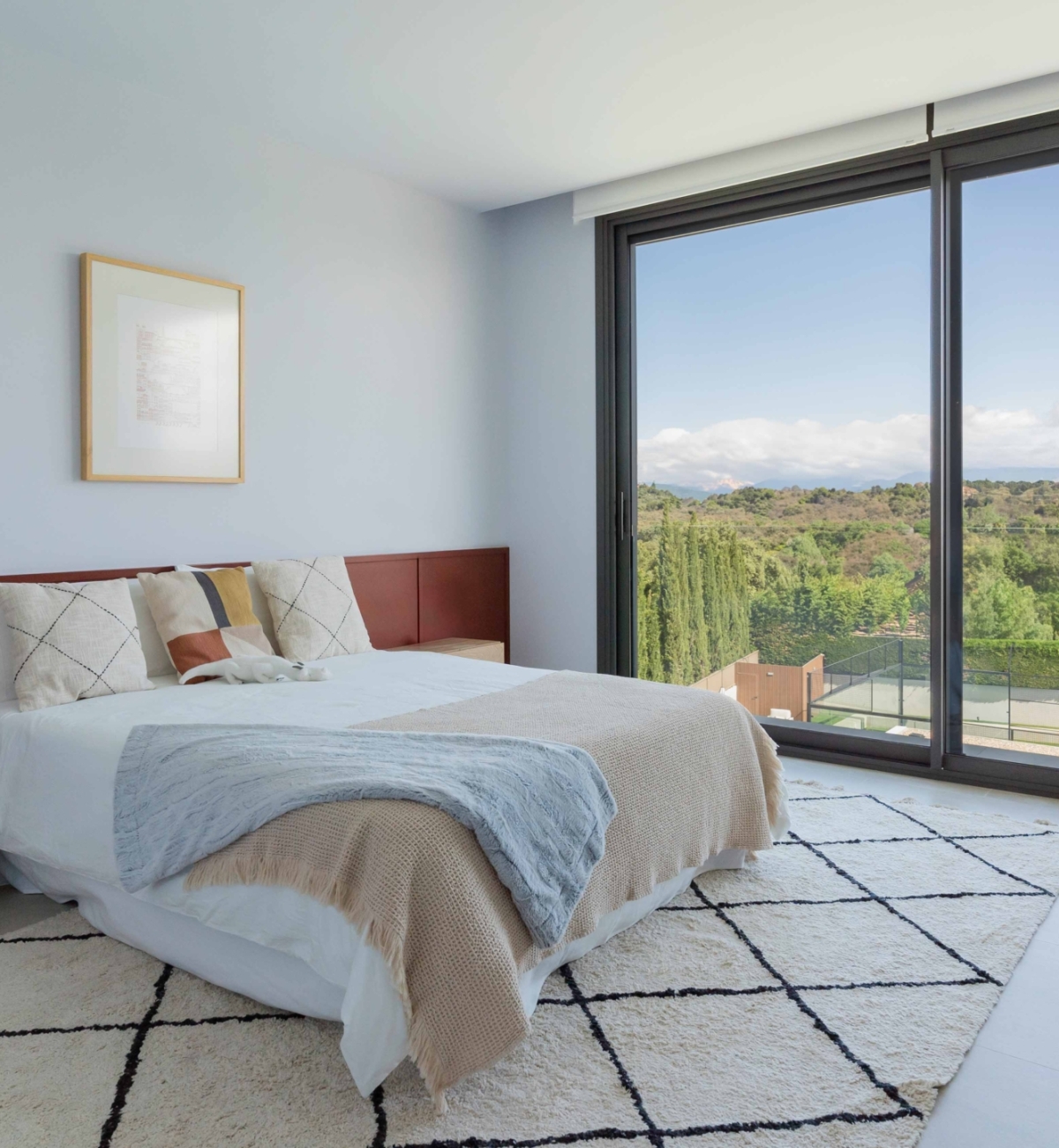 Chambre avec vue sur l'extérieur de la maison modulaire de luxe sur mesure