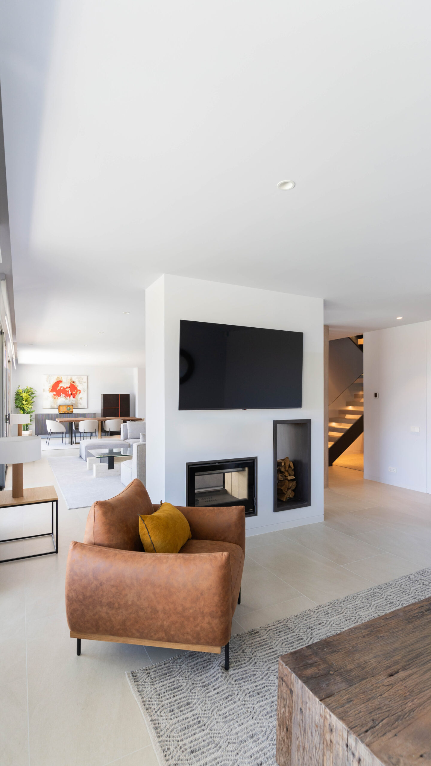 Intérieur de la maison modulaire de luxe sur mesure avec salon ouvert et cheminée séparatrice