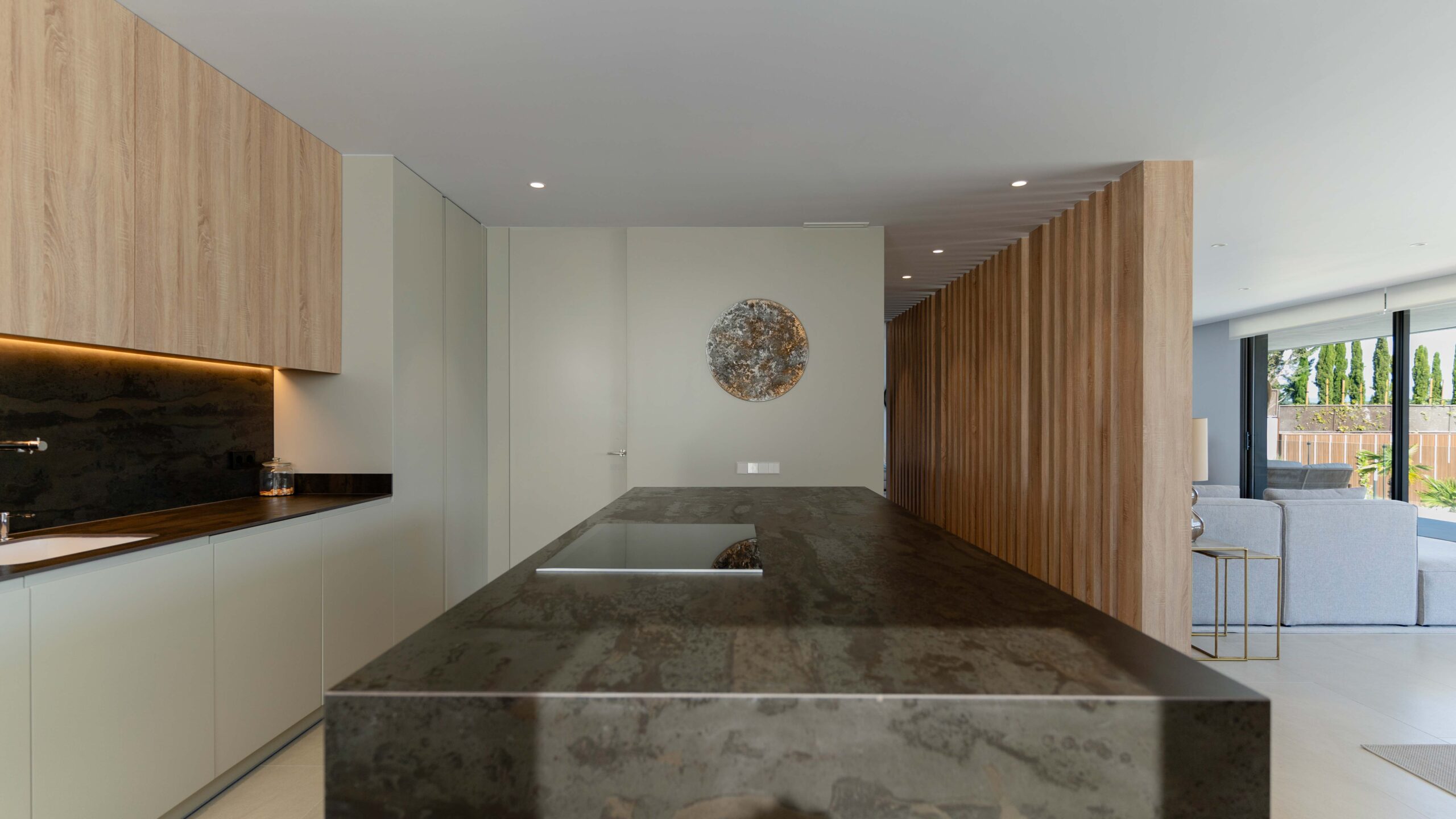 Cuisine avec îlot de luxe à l'intérieur de la maison modulaire sur mesure