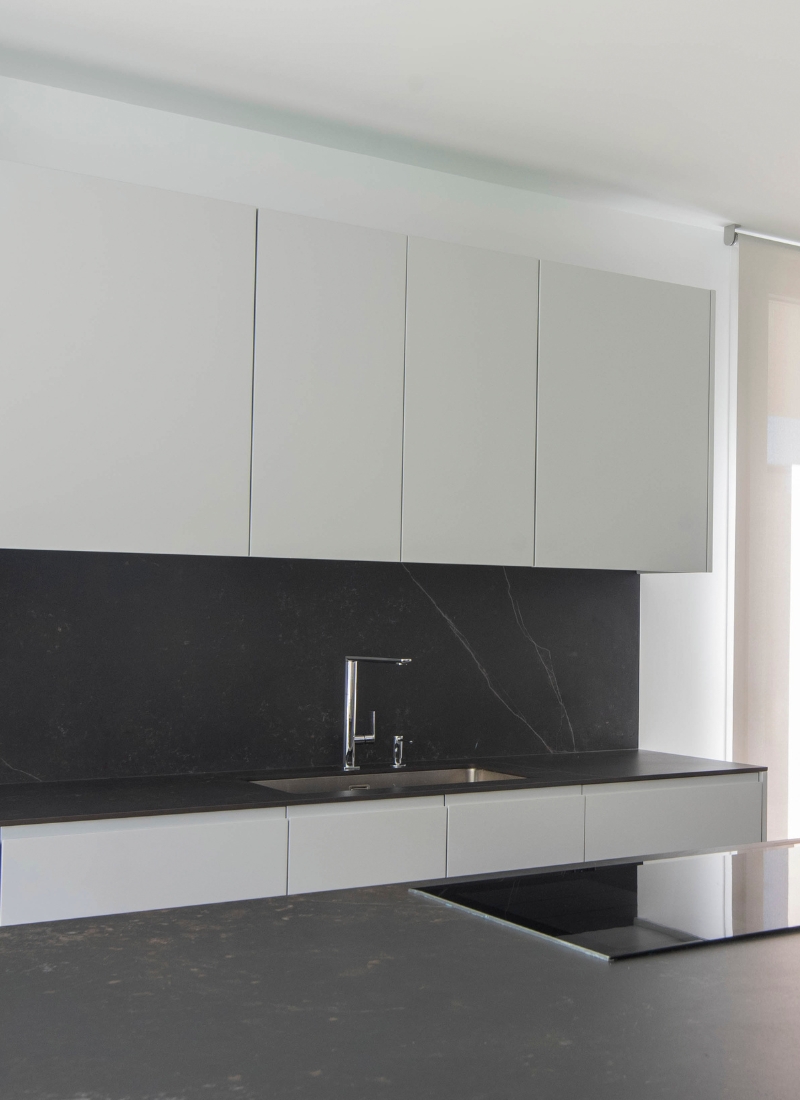 Logement modulaire avec îlot de cuisine fonctionnel en grès cérame