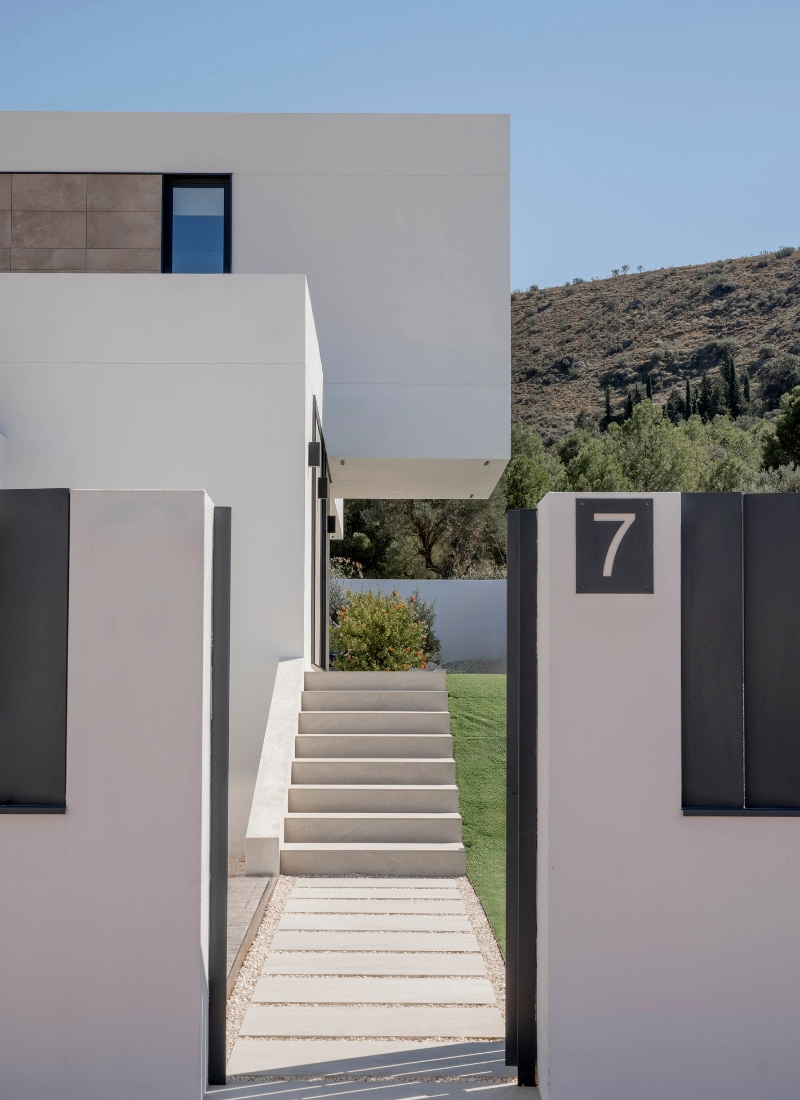 Entrée principale avec escalier menant à la maison modulaire