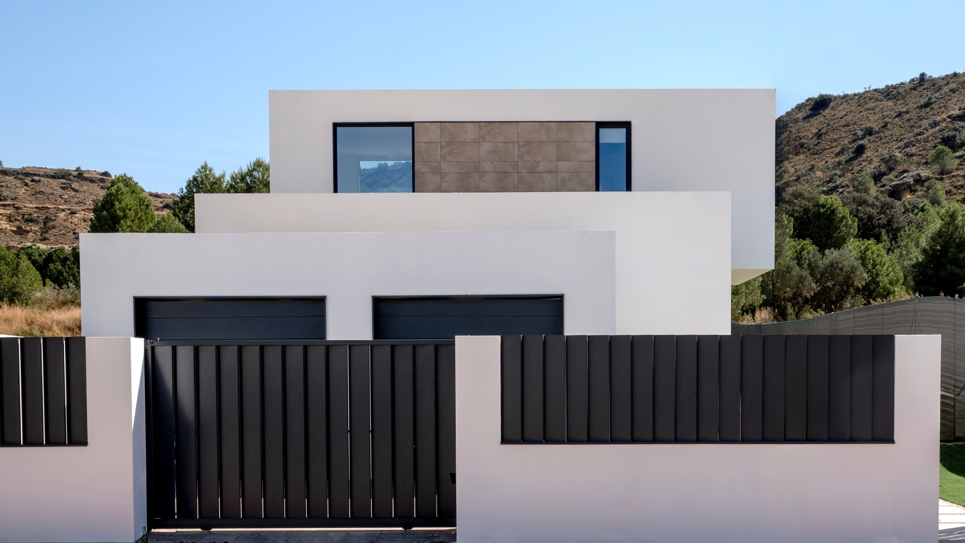 Clôture d'une maison modulaire avec façade en grès cérame