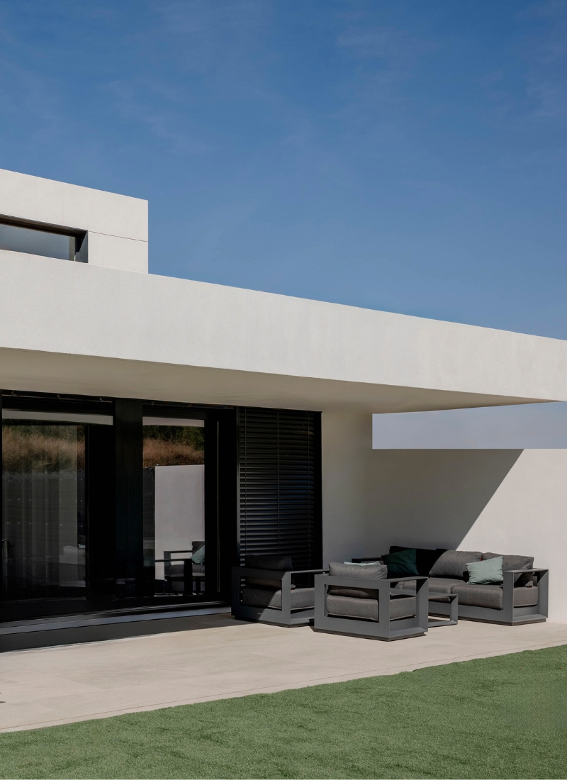 Porche de la maison modulaire avec canapés extérieurs