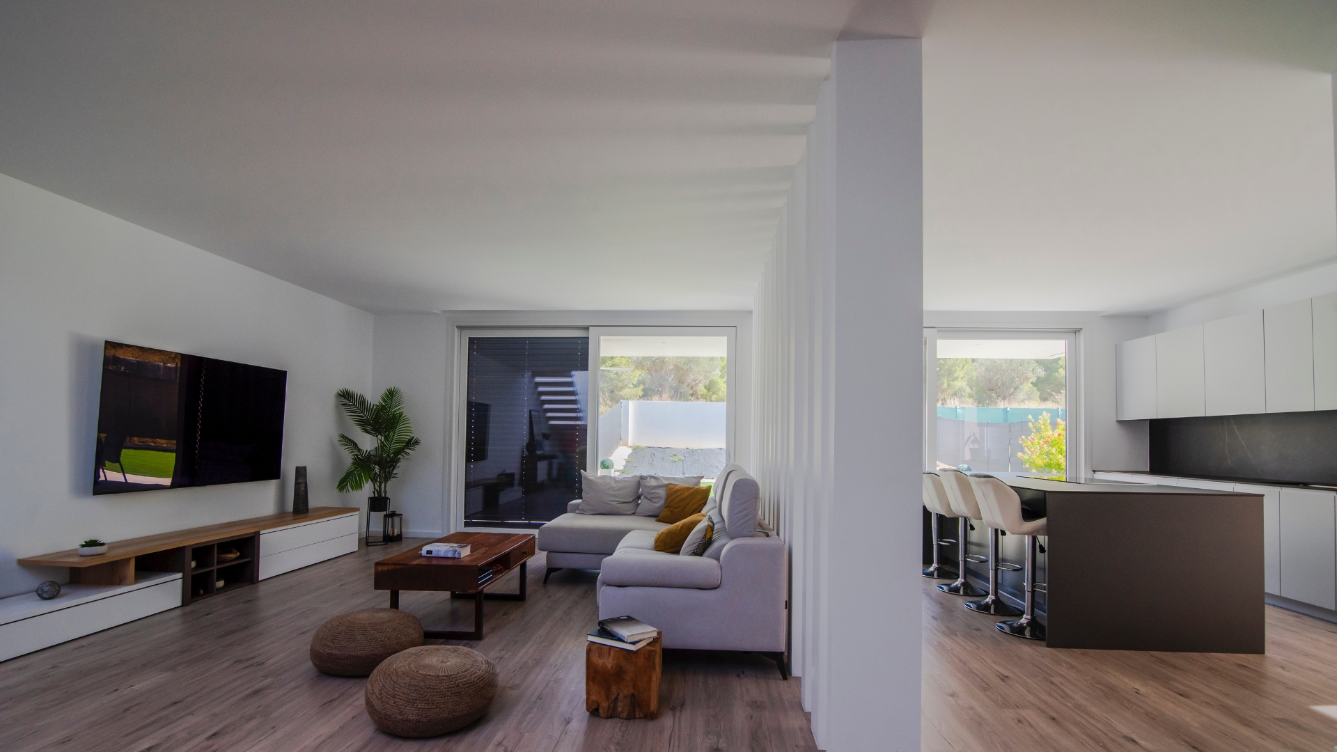 Salon-salle à manger avec cuisine-îlot dans une maison modulaire