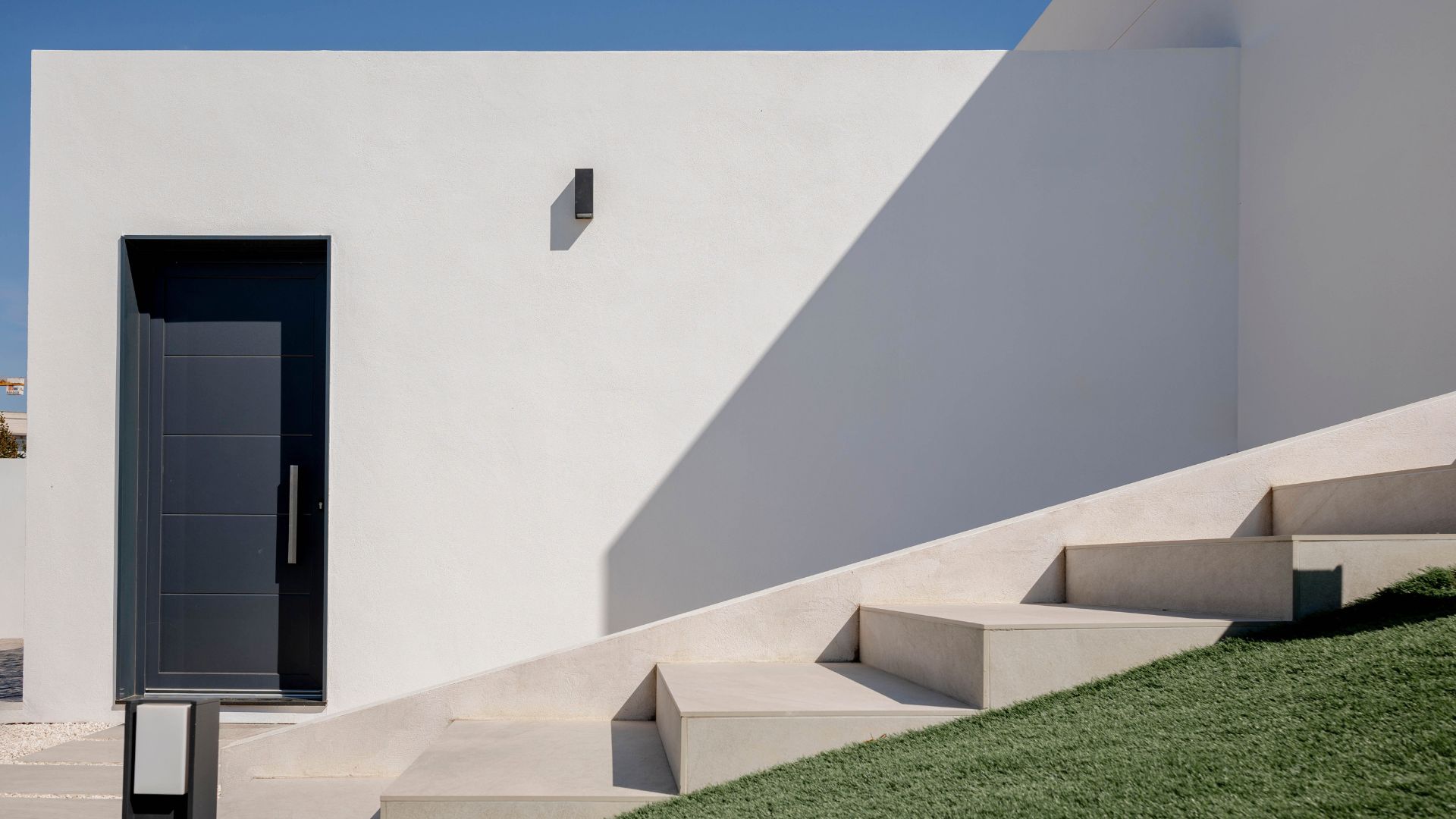 Logement modulaire vu depuis l'extérieur avec dalles préfabriquées et escaliers