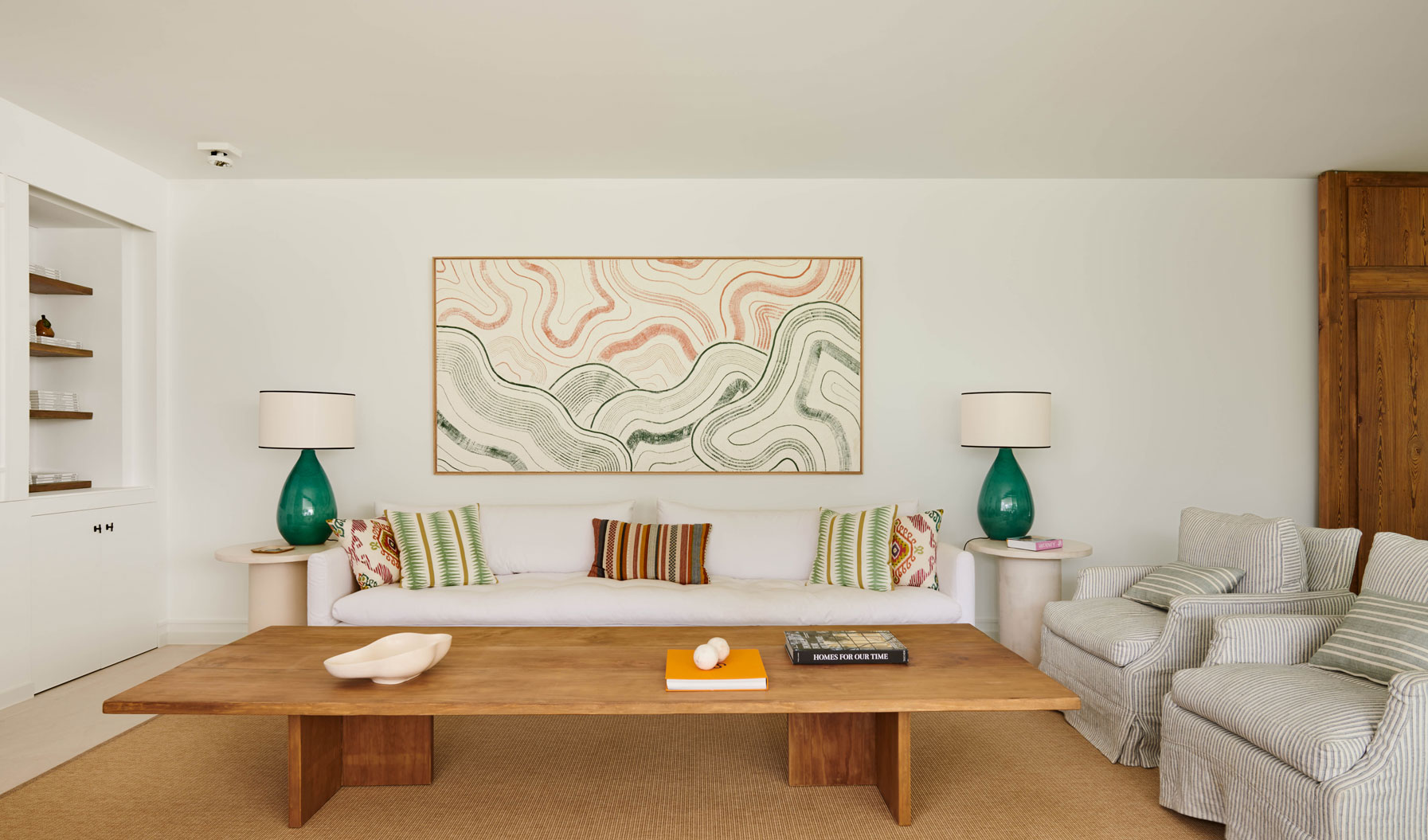 Salon d'une maison de luxe avec table centrale et décoration intérieure