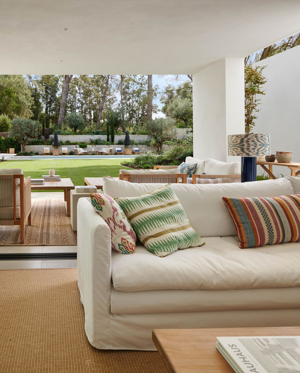 Salon de la maison de luxe avec accès à l'extérieur et fenêtres affleurantes donnant sur le paysage