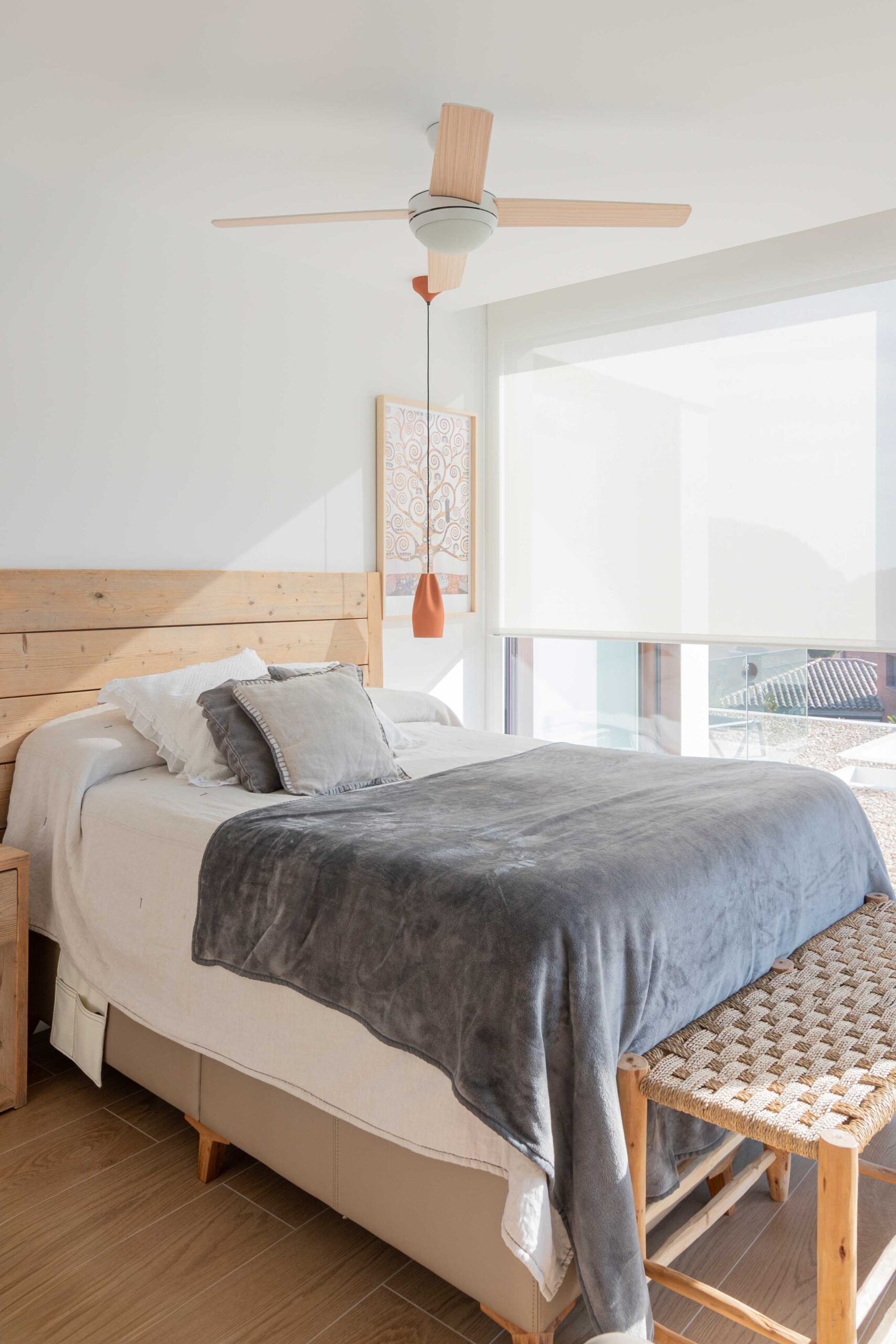 Maison de luxe avec chambre à coucher dans les tons blancs et bois