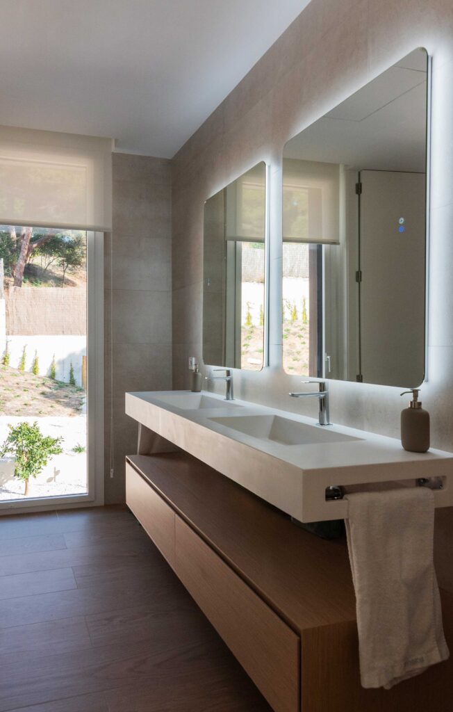 Salle de bains avec miroirs rétroéclairés dans une maison de luxe