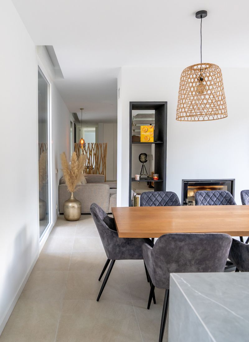 Salon avec table en bois dans une maison de luxe à Majorque