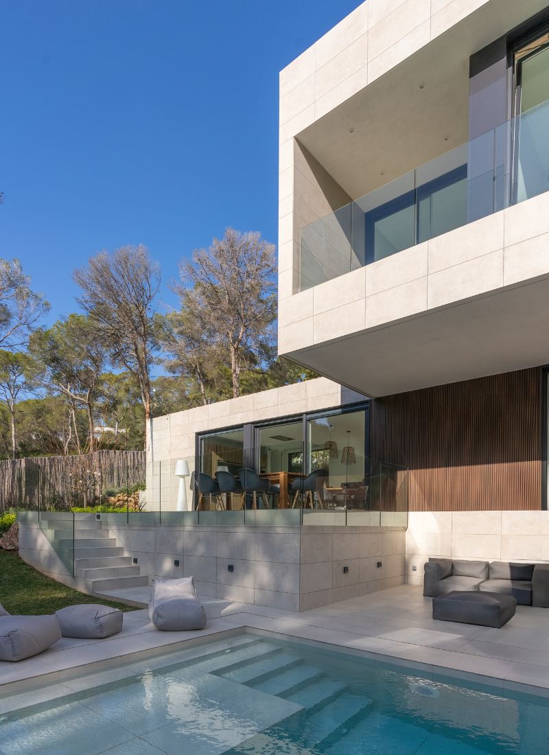 Maison de luxe avec porte-à-faux sur la piscine à Majorque