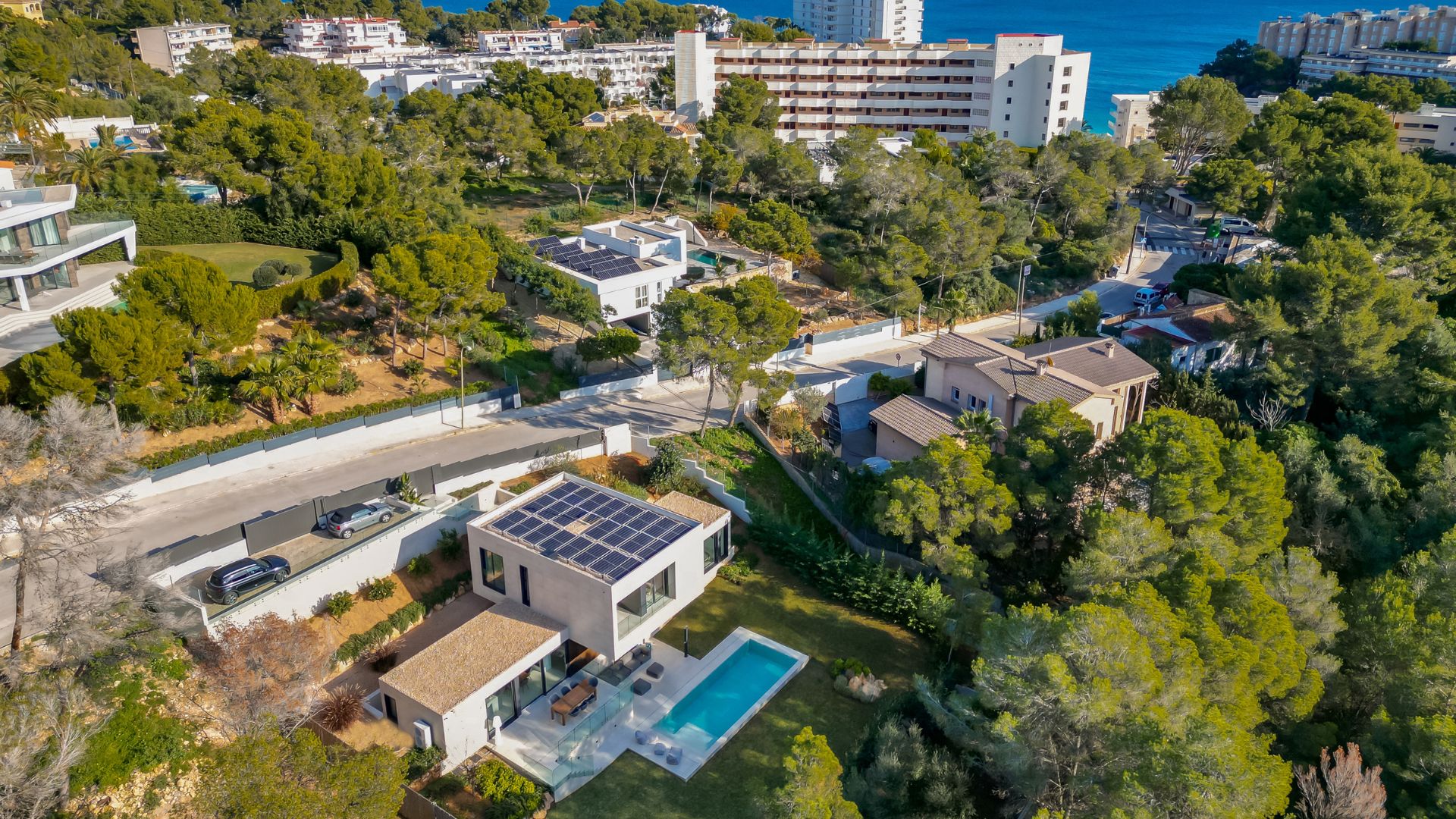 Vue depuis un drone de la maison de luxe en porte-à-faux à Majorque