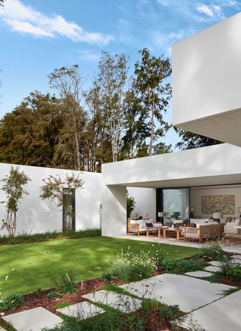 Maison modulaire de luxe sur mesure, de un seul étage, avec salon donnant sur le amenagement paysager