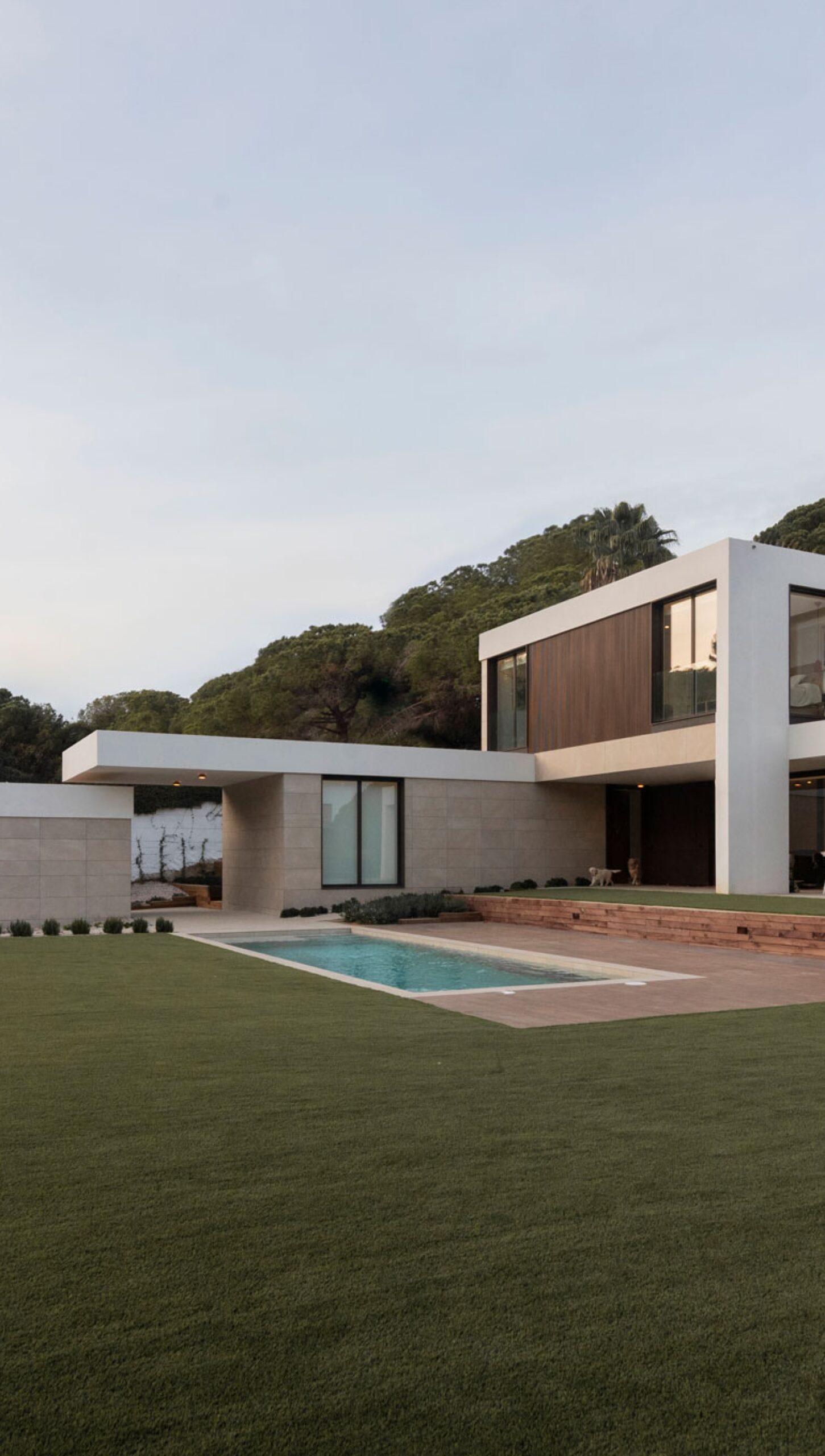 Vue depuis la façade de la maison modulaire de luxe avec porte-à-faux et piscine