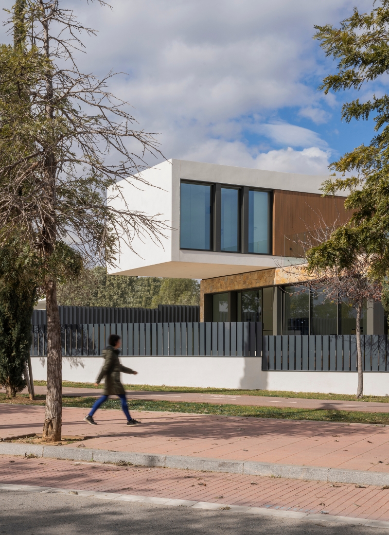 Maison préfabriquée à Barcelone avec façade en porte-à-faux en bois technologique