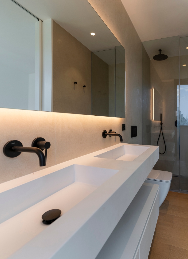 Décoration intérieure d'une maison préfabriquée avec salle de bain luxueuse, robinetterie et éclairage LED