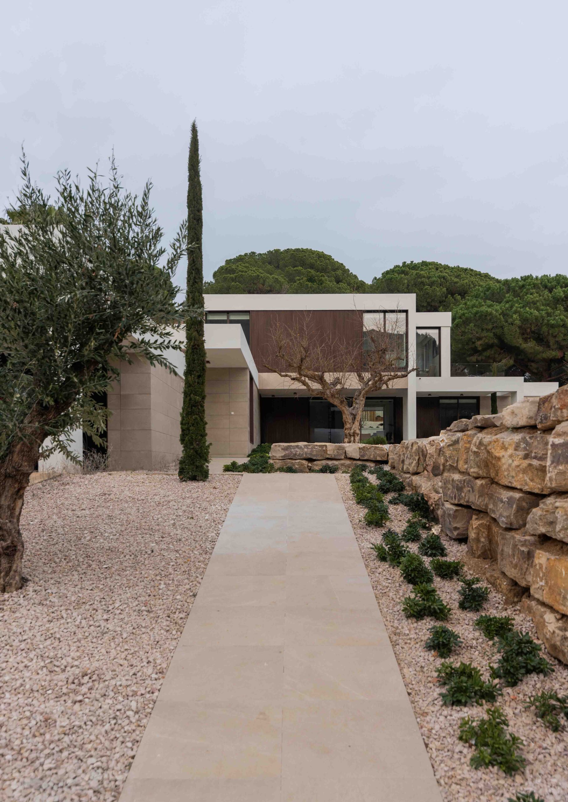 Entrée avec végétation vers la maison préfabriquée