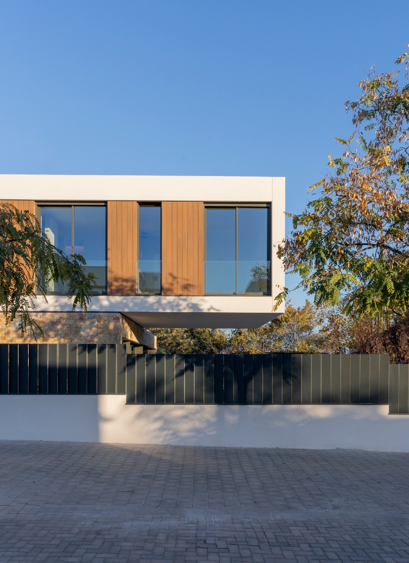 Vue extérieure de la maison préfabriquée avec porte-à-faux et clôture