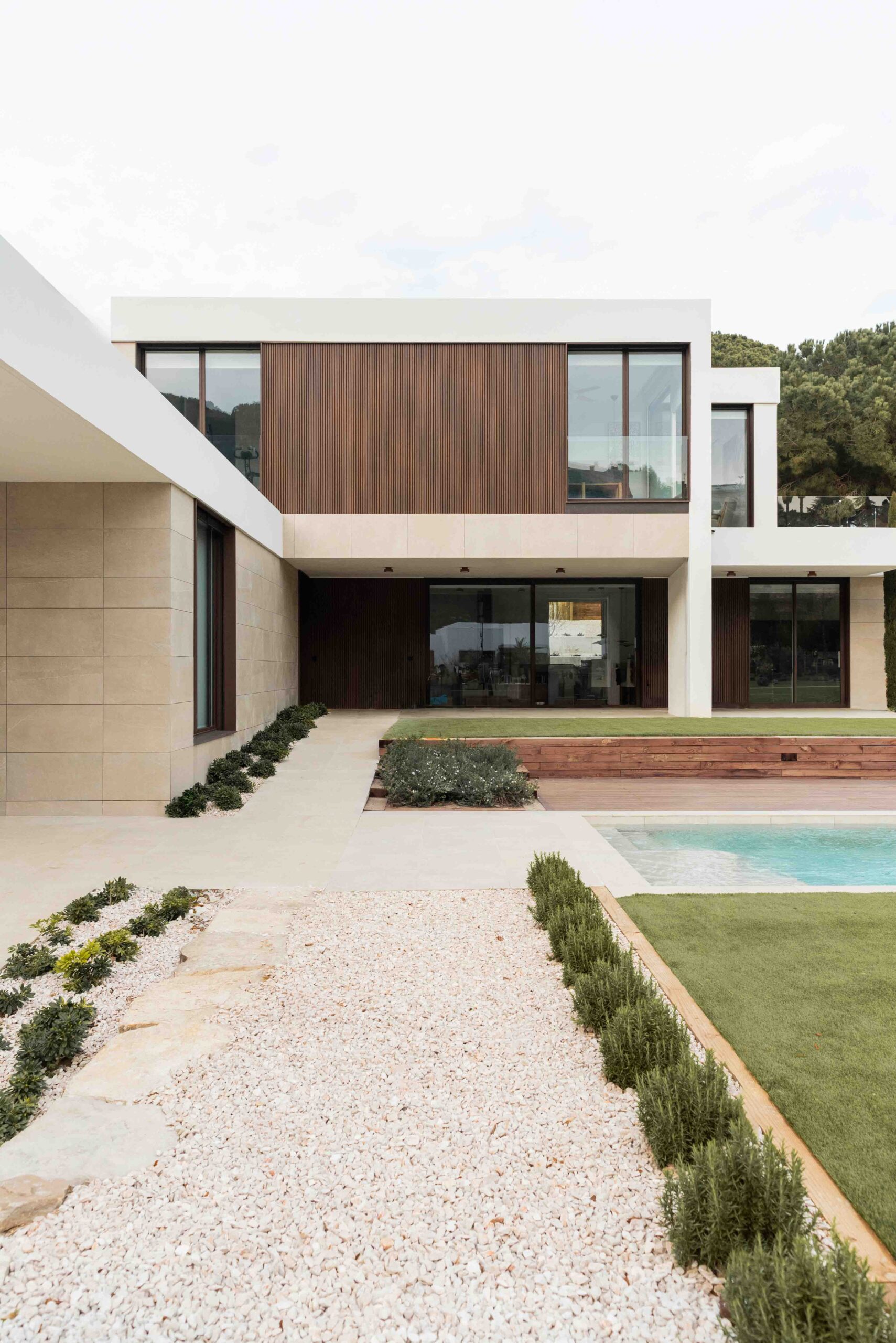 Maison préfabriquée de luxe avec vue depuis l'entrée et la façade avant