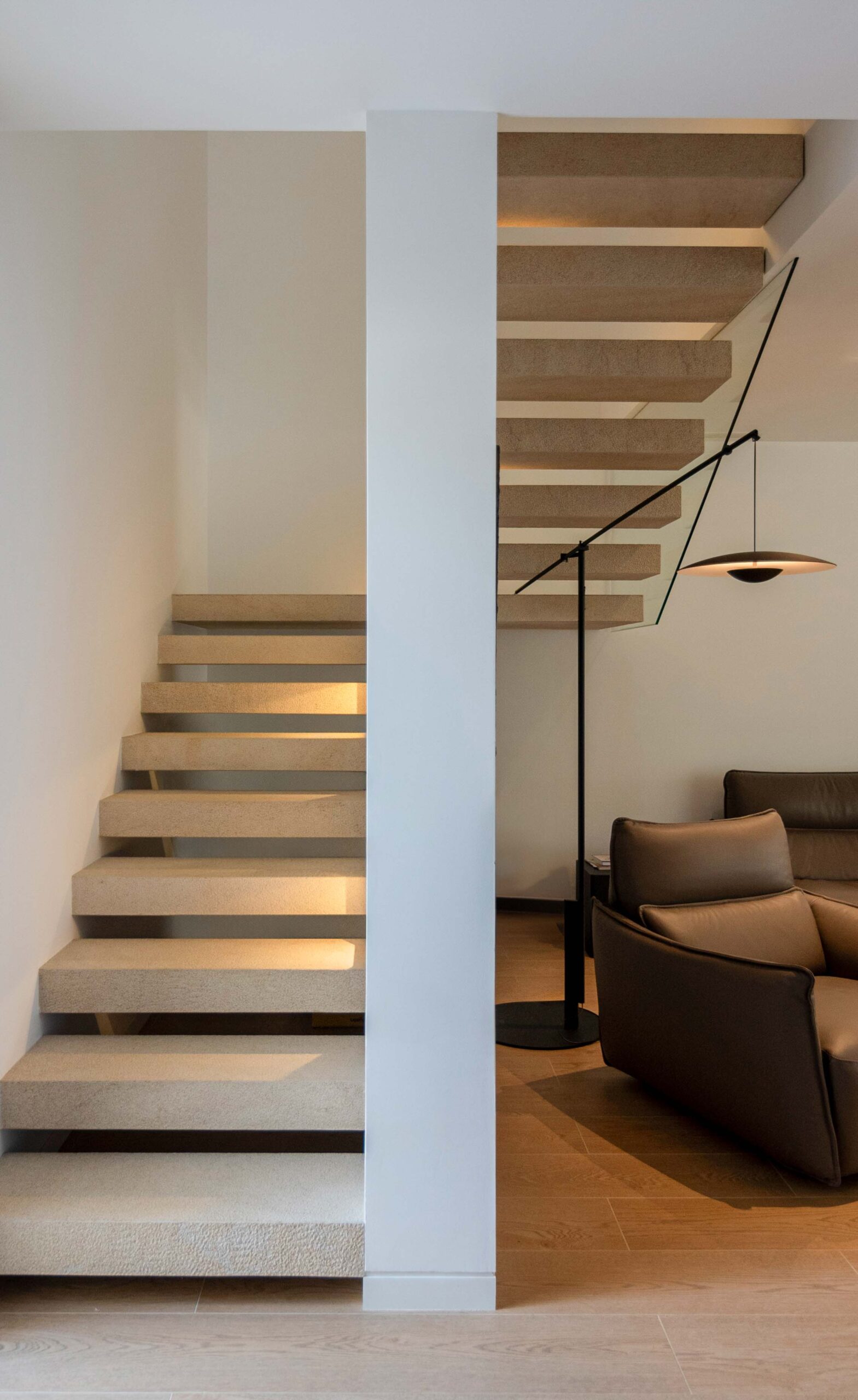 Maison préfabriquée de luxe avec escalier en porte-à-faux