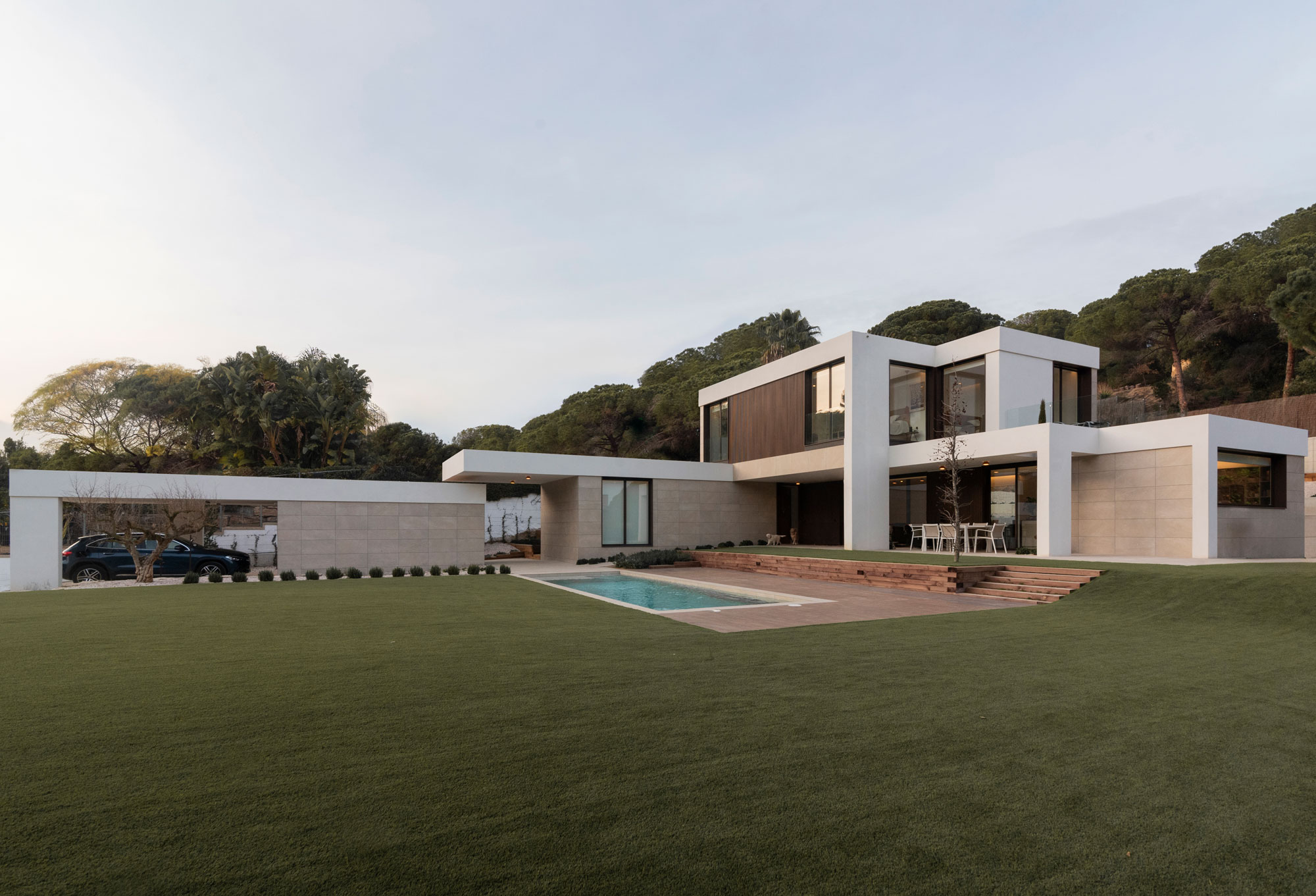 Maison préfabriquée de luxe en Espagne avec porte-à-faux sur la façade