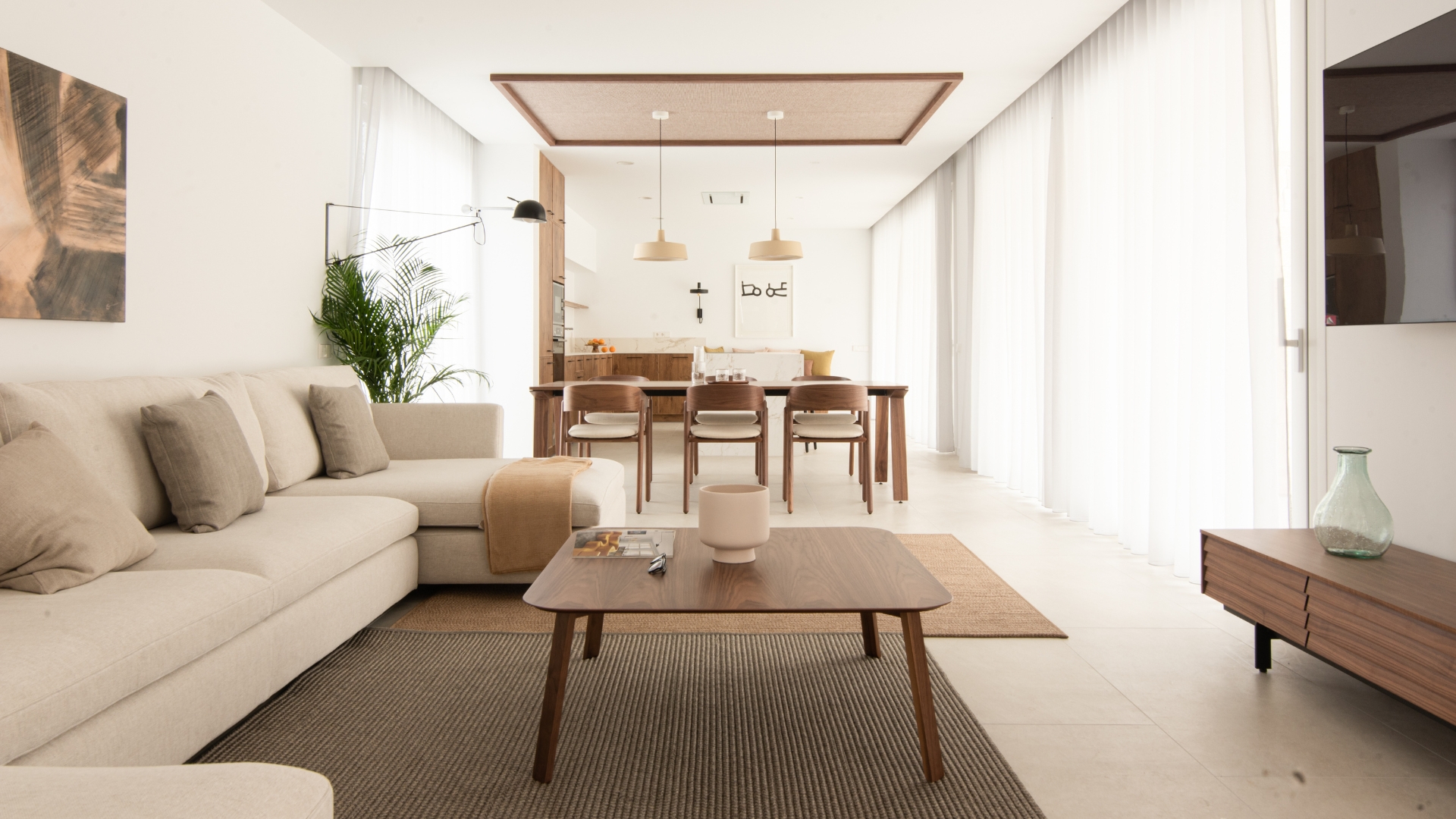 Aménagement intérieur d'une maison préfabriquée avec salon-salle à manger