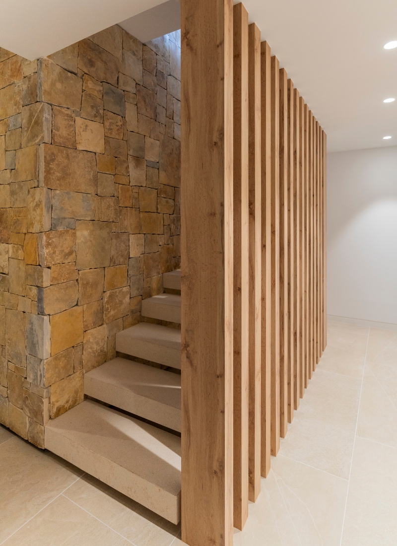 Décoration intérieure d'une maison préfabriquée avec escalier en pierre naturelle et bois