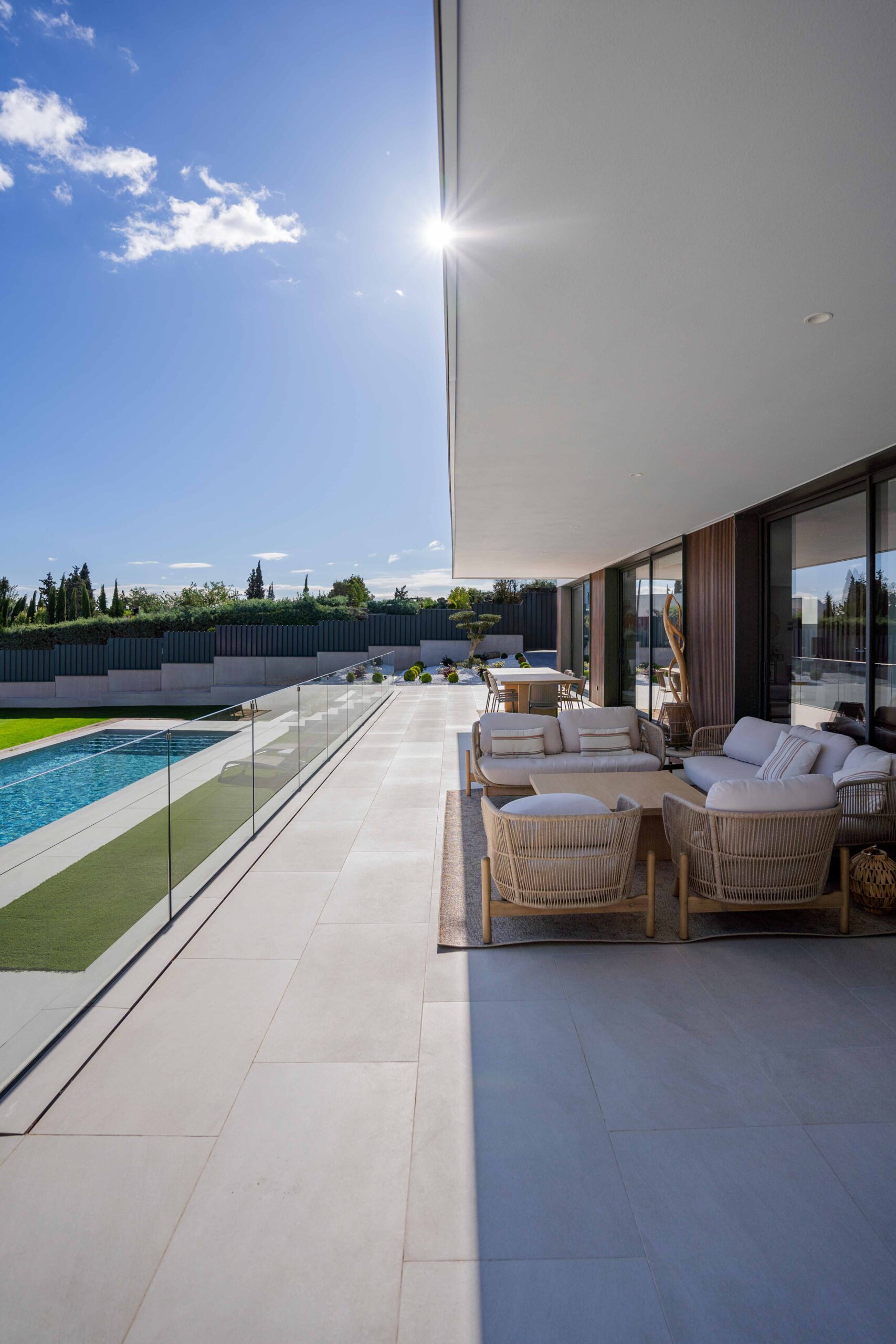 Façade et porche chill-out de la maison modulaire de luxe sur mesure en Espagne