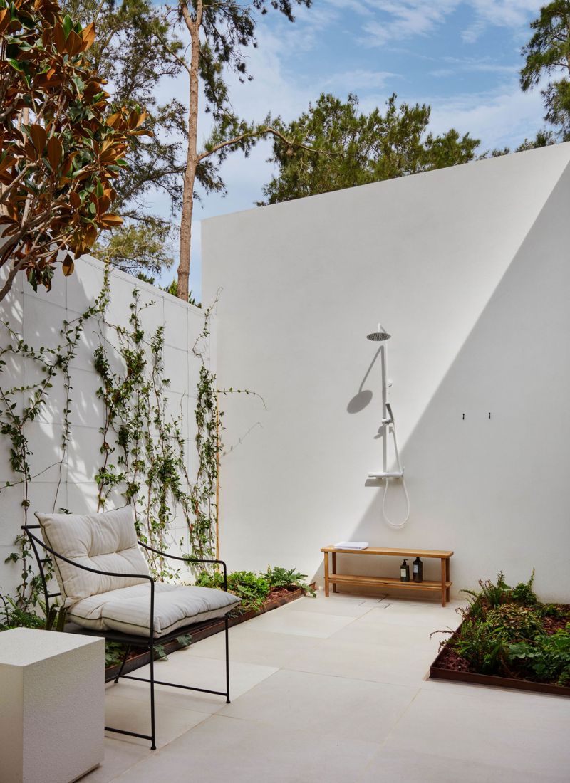 Villa de luxe avec douche extérieure dans la cour