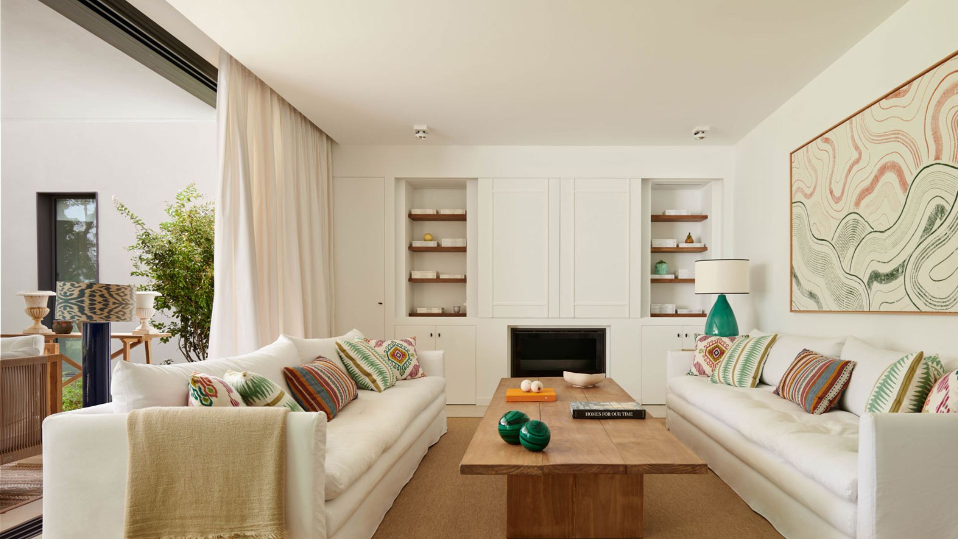 Villa de luxe sur mesure conception intérieure du salon avec étagères et fenêtres affleurantes