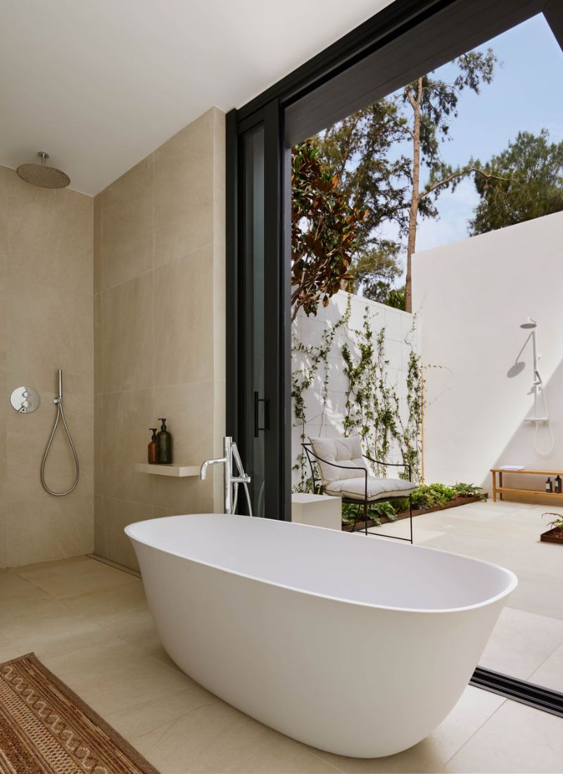 Villa de luxe avec baignoire îlot et vue sur la cour avec douche extérieure