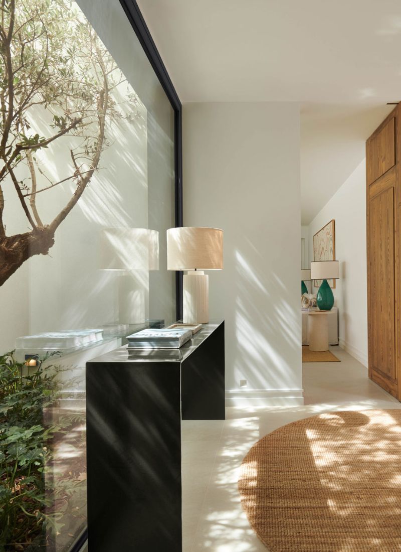 Villa de luxe avec entrée lumineuse et patio intérieur