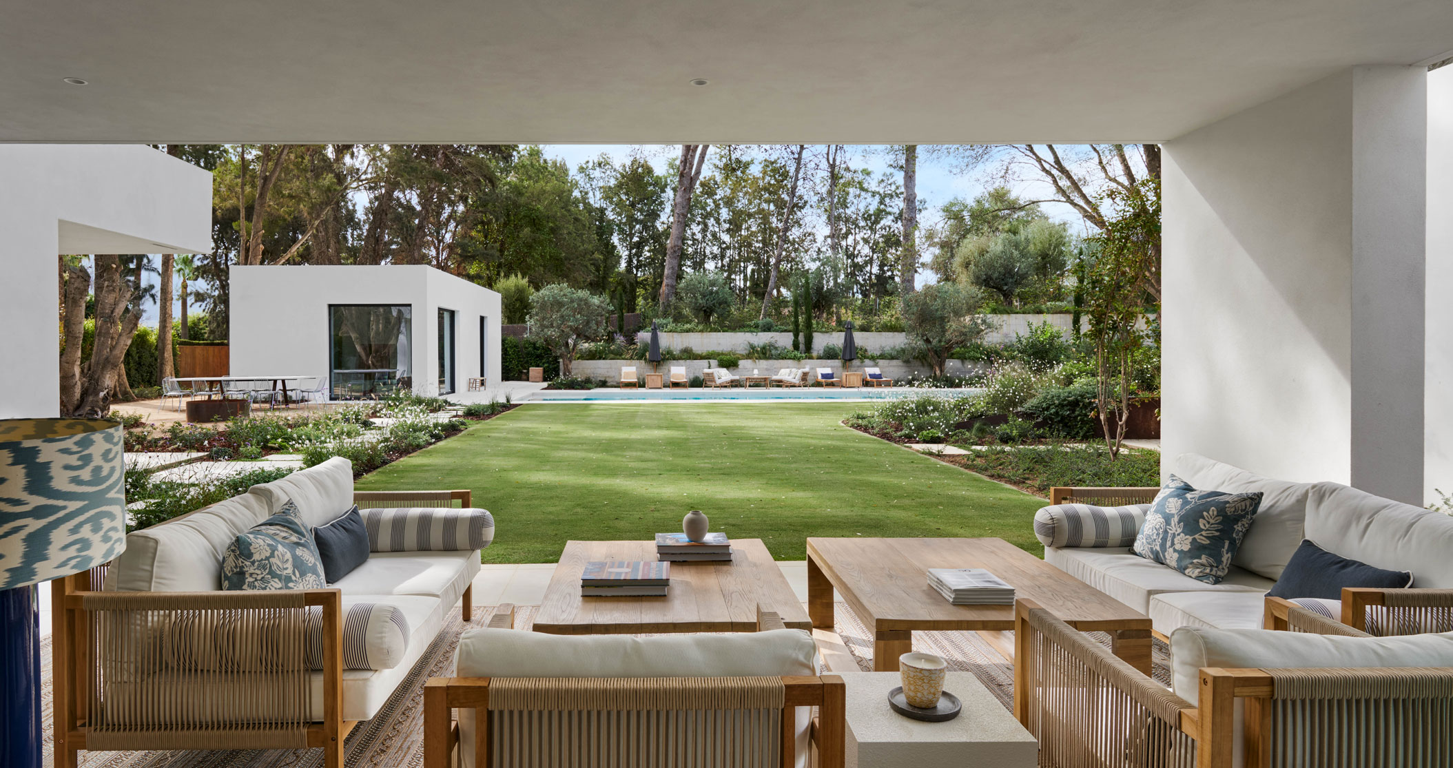 Villa modulaire de luxe sur mesure avec vue sur l'aménagement paysager depuis l'intérieur de la maison à travers les grandes baies vitrées