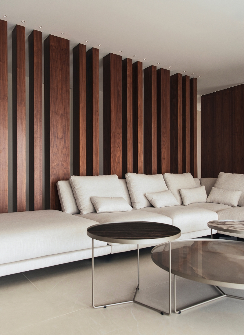 Villa modulaire avec aménagement intérieur du salon avec mur en bois technologique