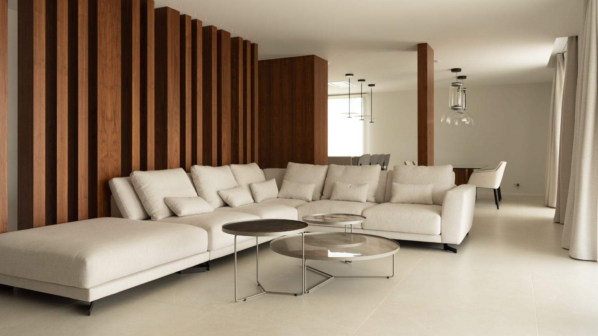 Design intérieur du salon avec bois technologique de la villa modulaire