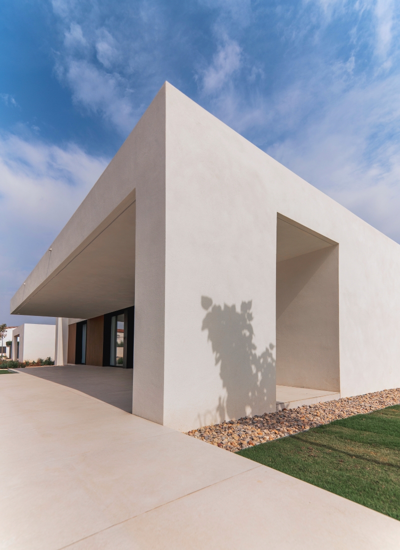 Zone extérieure de la villa modulaire avec porche et jardin