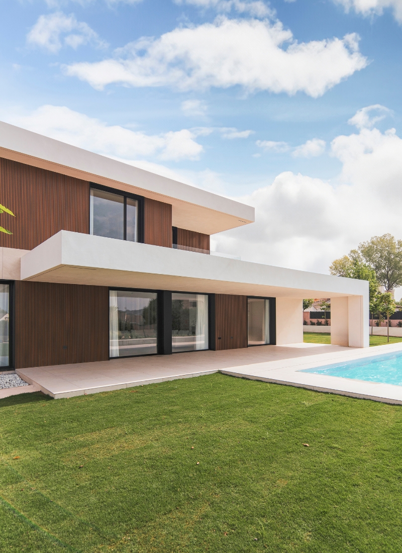 Villa modulaire avec porte-à-faux et jardin avec piscine