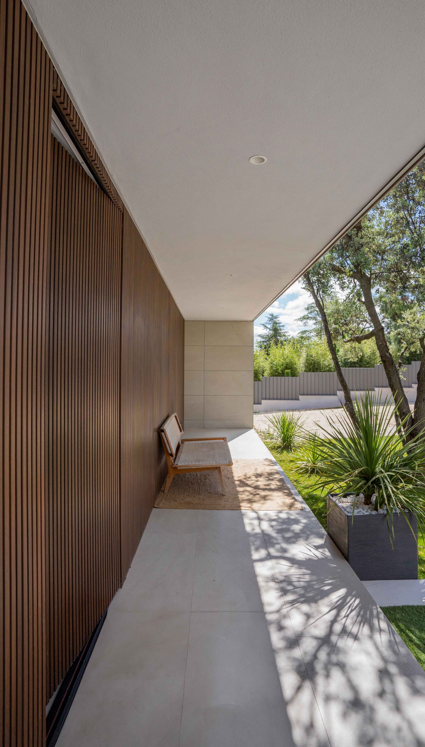 Zone chill-out avec bois technologique dans une maison modulaire de luxe sur mesure