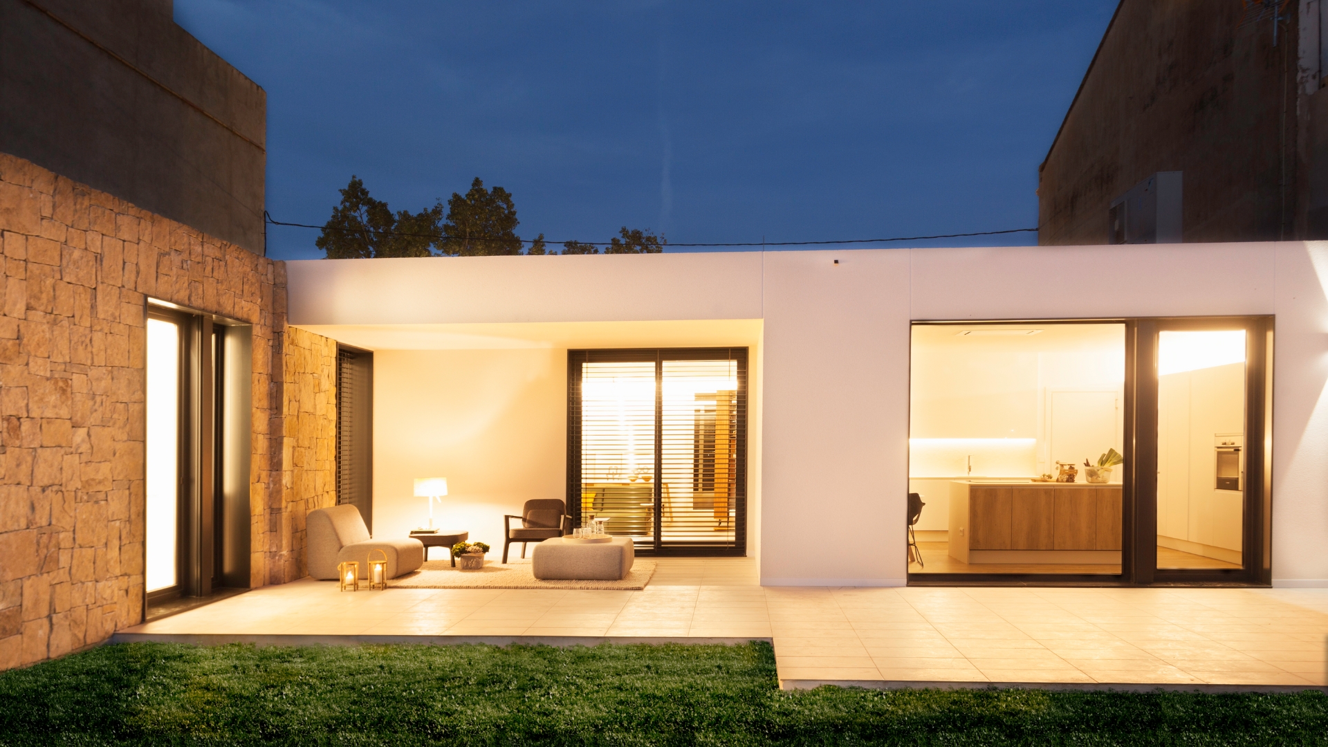 Maison modulaire avec façade en pierre naturelle de style méditerranéen