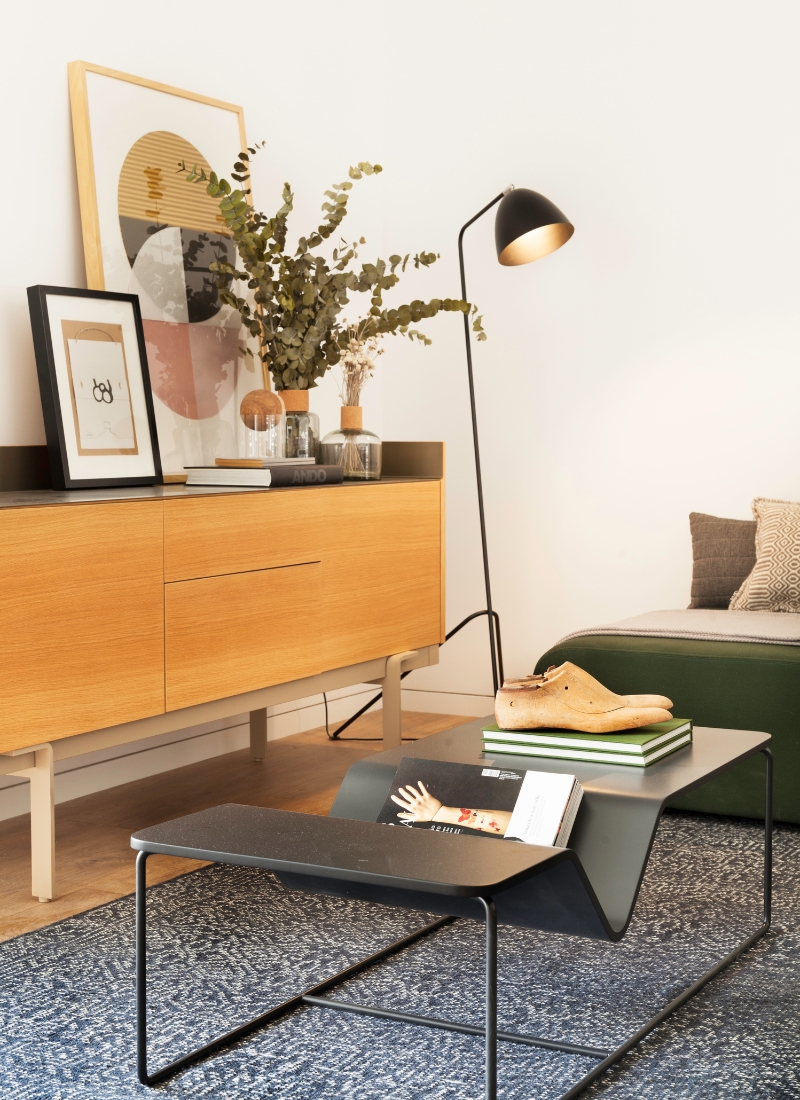 Aménagement intérieur du salon avec table basse sur mesure