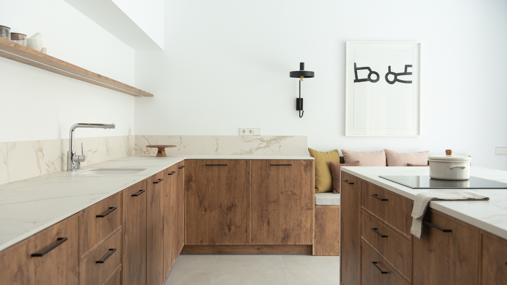 Maison préfabriquée avec finitions en bois et tons neutres dans la cuisine avec îlot