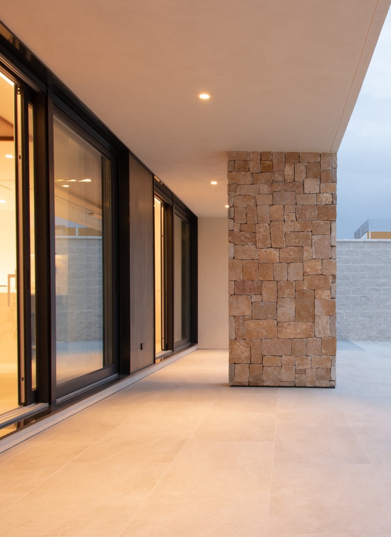 Maison préfabriquée avec mur en pierre à l'extérieur et éclairage