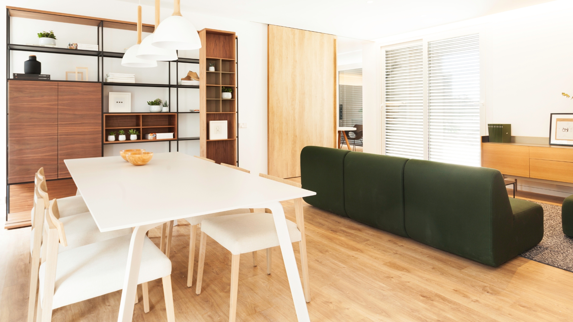 Salle à manger avec table blanche et étagère en bois
